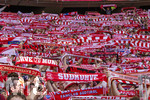 02.05.2026, Fussball Bundesliga 2025/2026, 32.Spieltag, FC Bayern München - 1.FC Heidenheim, in der Allianz-Arena München, Bayernfans feiern die Mannschaft mit ihren Schals