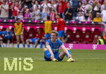 02.05.2026, Fussball Bundesliga 2025/2026, 32.Spieltag, FC Bayern München - 1.FC Heidenheim, in der Allianz-Arena München, nach dem Schlusspfiff, Mikkel Kaufmann (1. FC Heidenheim 1846) sitzt fassungslos am Boden.