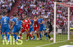 02.05.2026, Fussball Bundesliga 2025/2026, 32.Spieltag, FC Bayern München - 1.FC Heidenheim, in der Allianz-Arena München, Torschuss von Leon Goretzka (mitte, FC Bayern München) gegen Torwart Diant Ramaj (re, 1.FC Heidenheim) zum 2:2