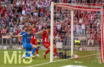 02.05.2026, Fussball Bundesliga 2025/2026, 32.Spieltag, FC Bayern München - 1.FC Heidenheim, in der Allianz-Arena München, Tor zum 3:3 Ausgleich, Torwart Diant Ramaj (1.FC Heidenheim) versucht den Ball zu erreichen, Min-jae Kim (Bayern München, Minjae Kim) auch 