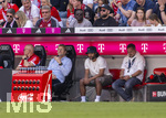 02.05.2026, Fussball Bundesliga 2025/2026, 32.Spieltag, FC Bayern München - 1.FC Heidenheim, in der Allianz-Arena München, Serge Gnabry (mitte, FC Bayern München) aufgrund einer Verletzung auf der Bank am Spielfeldrand, seine Krücken liegen hinter ihm.