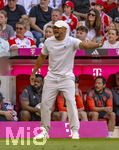 02.05.2026, Fussball Bundesliga 2025/2026, 32.Spieltag, FC Bayern München - 1.FC Heidenheim, in der Allianz-Arena München, Trainer Vincent Kompany (FC Bayern München) an der Seitenlinie.