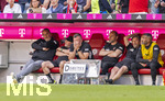 02.05.2026, Fussball Bundesliga 2025/2026, 32.Spieltag, FC Bayern München - 1.FC Heidenheim, in der Allianz-Arena München, li: Trainer Frank Schmidt (1. FC Heidenheim 1846) nachdenklich nach dem 3:3. Ausgleich
