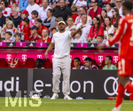 02.05.2026, Fussball Bundesliga 2025/2026, 32.Spieltag, FC Bayern München - 1.FC Heidenheim, in der Allianz-Arena München, Trainer Vincent Kompany (FC Bayern München) an der Seitenlinie.