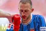 02.05.2026, Fussball Bundesliga 2025/2026, 32.Spieltag, FC Bayern München - 1.FC Heidenheim, in der Allianz-Arena München, Jonas Föhrenbach (re, 1. FC Heidenheim 1846) muss an seiner verletzten Nase behandelt werden, nach einem Zusammenprall mit seinem Torwart hat er einen Nasenbeinbruch erlitten, es fliesst viel Blut.