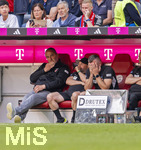 02.05.2026, Fussball Bundesliga 2025/2026, 32.Spieltag, FC Bayern München - 1.FC Heidenheim, in der Allianz-Arena München, li: Trainer Frank Schmidt (1. FC Heidenheim 1846) nachdenklich nach dem 3:3. Ausgleich