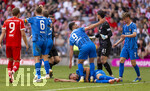 02.05.2026, Fussball Bundesliga 2025/2026, 32.Spieltag, FC Bayern München - 1.FC Heidenheim, in der Allianz-Arena München, Jonas Föhrenbach (1. FC Heidenheim 1846) muss an seiner verletzten Nase behandelt werden, nach einem Zusammenprall mit seinem Torwart hat er einen Nasenbeinbruch erlitten, es fliesst viel Blut. Stefan Schimmer (1. FC Heidenheim 1846), Jan Schöppner (1. FC Heidenheim 1846) und Torwart Diant Ramaj (1.FC Heidenheim) kümmern sich um ihn.
