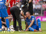 02.05.2026, Fussball Bundesliga 2025/2026, 32.Spieltag, FC Bayern München - 1.FC Heidenheim, in der Allianz-Arena München, Jonas Föhrenbach (1. FC Heidenheim 1846) muss an seiner verletzten Nase behandelt werden, nach einem Zusammenprall mit seinem Torwart hat er einen Nasenbeinbruch erlitten, es fliesst viel Blut. Der Teamarzt kümmert sich um ihn.