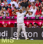 02.05.2026, Fussball Bundesliga 2025/2026, 32.Spieltag, FC Bayern München - 1.FC Heidenheim, in der Allianz-Arena München, Trainer Vincent Kompany (FC Bayern München) an der Seitenlinie.