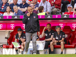 02.05.2026, Fussball Bundesliga 2025/2026, 32.Spieltag, FC Bayern München - 1.FC Heidenheim, in der Allianz-Arena München, Trainer Frank Schmidt (1. FC Heidenheim 1846) nachdenklich 