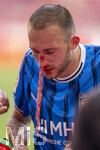 02.05.2026, Fussball Bundesliga 2025/2026, 32.Spieltag, FC Bayern München - 1.FC Heidenheim, in der Allianz-Arena München, Jonas Föhrenbach (re, 1. FC Heidenheim 1846) muss an seiner verletzten Nase behandelt werden, nach einem Zusammenprall mit seinem Torwart hat er einen Nasenbeinbruch erlitten, es fliesst viel Blut. 