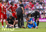 02.05.2026, Fussball Bundesliga 2025/2026, 32.Spieltag, FC Bayern München - 1.FC Heidenheim, in der Allianz-Arena München, Jonas Föhrenbach (1. FC Heidenheim 1846) muss an seiner verletzten Nase behandelt werden, nach einem Zusammenprall mit seinem Torwart hat er einen Nasenbeinbruch erlitten, es fliesst viel Blut. re: Torwart Diant Ramaj (1.FC Heidenheim) kümmert sich um ihn.