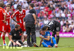 02.05.2026, Fussball Bundesliga 2025/2026, 32.Spieltag, FC Bayern München - 1.FC Heidenheim, in der Allianz-Arena München, Jonas Föhrenbach (1. FC Heidenheim 1846) muss an seiner verletzten Nase behandelt werden, nach einem Zusammenprall mit seinem Torwart hat er einen Nasenbeinbruch erlitten, es fliesst viel Blut. re: Torwart Diant Ramaj (1.FC Heidenheim) kümmert sich um ihn.