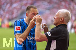 02.05.2026, Fussball Bundesliga 2025/2026, 32.Spieltag, FC Bayern München - 1.FC Heidenheim, in der Allianz-Arena München, Jonas Föhrenbach (1. FC Heidenheim 1846) muss an seiner verletzten Nase behandelt werden, nach einem Zusammenprall mit seinem Torwart hat er einen Nasenbeinbruch erlitten, es fliesst viel Blut. Der Teamarzt kümmert sich um ihn. 