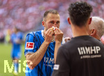 02.05.2026, Fussball Bundesliga 2025/2026, 32.Spieltag, FC Bayern München - 1.FC Heidenheim, in der Allianz-Arena München, Jonas Föhrenbach (1. FC Heidenheim 1846) muss an seiner verletzten Nase behandelt werden, nach einem Zusammenprall mit seinem Torwart hat er einen Nasenbeinbruch erlitten, es fliesst viel Blut. Der Teamarzt kümmert sich um ihn. 