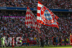 02.05.2026, Fussball Bundesliga 2025/2026, 32.Spieltag, FC Bayern München - 1.FC Heidenheim, in der Allianz-Arena München, Vereinsflagge auf dem Platz.