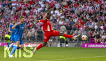 02.05.2026, Fussball Bundesliga 2025/2026, 32.Spieltag, FC Bayern München - 1.FC Heidenheim, in der Allianz-Arena München, re: Nicolas Jackson (FC Bayern München) streckt sich zum Ball.