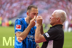 02.05.2026, Fussball Bundesliga 2025/2026, 32.Spieltag, FC Bayern München - 1.FC Heidenheim, in der Allianz-Arena München, Jonas Föhrenbach (1. FC Heidenheim 1846) muss an seiner verletzten Nase behandelt werden, nach einem Zusammenprall mit seinem Torwart hat er einen Nasenbeinbruch erlitten, es fliesst viel Blut. Der Teamarzt kümmert sich um ihn. 