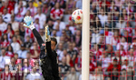 02.05.2026, Fussball Bundesliga 2025/2026, 32.Spieltag, FC Bayern München - 1.FC Heidenheim, in der Allianz-Arena München, Der Ball klatscht an den Pfosten, Torwart Diant Ramaj (1.FC Heidenheim) schaut hin.