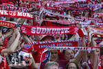 02.05.2026, Fussball Bundesliga 2025/2026, 32.Spieltag, FC Bayern München - 1.FC Heidenheim, in der Allianz-Arena München, Bayernfans schwenken ihre Fanschals 