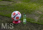 02.05.2026, Fussball Bundesliga 2025/2026, 32.Spieltag, FC Bayern München - 1.FC Heidenheim, in der Allianz-Arena München, Spielball leigt auf dem Hütchen am Spielfeldrand, eine Flasche Wasser gleich daneben für die Spieler. 