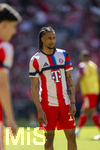 02.05.2026, Fussball Bundesliga 2025/2026, 32.Spieltag, FC Bayern München - 1.FC Heidenheim, in der Allianz-Arena München, Michael Olise (FC Bayern München) beim Aufwärmen. 
