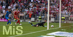 02.05.2026, Fussball Bundesliga 2025/2026, 32.Spieltag, FC Bayern München - 1.FC Heidenheim, in der Allianz-Arena München, Das entscheidende Tor zum 3:3.Ausgleich von Michael Olise (nicht im Bild, FC Bayern München), der Ball prallt vom Pfosten zum Rücken Torwart Diant Ramaj (re, 1.FC Heidenheim) und geht ins Tor. Patrick Mainka (1.FC Heidenheim), Hiroki Ito (FC Bayern München)  schauen dem Ball nach  


