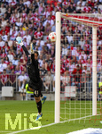 02.05.2026, Fussball Bundesliga 2025/2026, 32.Spieltag, FC Bayern München - 1.FC Heidenheim, in der Allianz-Arena München, Der Ball klatscht an den Pfosten, Torwart Diant Ramaj (1.FC Heidenheim) schaut hin.