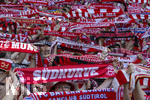 02.05.2026, Fussball Bundesliga 2025/2026, 32.Spieltag, FC Bayern München - 1.FC Heidenheim, in der Allianz-Arena München, Bayernfans schwenken ihre Fanschals 