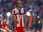 02.05.2026, Fussball Bundesliga 2025/2026, 32.Spieltag, FC Bayern München - 1.FC Heidenheim, in der Allianz-Arena München, Michael Olise (FC Bayern München) beim Aufwärmen. 