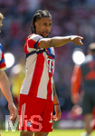 02.05.2026, Fussball Bundesliga 2025/2026, 32.Spieltag, FC Bayern München - 1.FC Heidenheim, in der Allianz-Arena München, Michael Olise (FC Bayern München) beim Aufwärmen. 