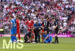 02.05.2026, Fussball Bundesliga 2025/2026, 32.Spieltag, FC Bayern München - 1.FC Heidenheim, in der Allianz-Arena München, Jonas Föhrenbach (1. FC Heidenheim 1846) muss an seiner verletzten Nase behandelt werden, nach einem Zusammenprall mit seinem Torwart hat er einen Nasenbeinbruch erlitten, es fliesst viel Blut. Teamarzt, Schiedsrichter Frank Willenborg und Torwart Diant Ramaj (1.FC Heidenheim) kümmern sich um ihn.  Nicolas Jackson (FC Bayern München), Joshua Kimmich (FC Bayern München), 