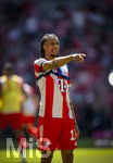 02.05.2026, Fussball Bundesliga 2025/2026, 32.Spieltag, FC Bayern München - 1.FC Heidenheim, in der Allianz-Arena München, Michael Olise (FC Bayern München) beim Aufwärmen. 