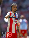 02.05.2026, Fussball Bundesliga 2025/2026, 32.Spieltag, FC Bayern München - 1.FC Heidenheim, in der Allianz-Arena München, Michael Olise (FC Bayern München) beim Aufwärmen. 