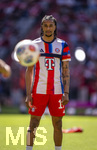 02.05.2026, Fussball Bundesliga 2025/2026, 32.Spieltag, FC Bayern München - 1.FC Heidenheim, in der Allianz-Arena München, Michael Olise (FC Bayern München) beim Aufwärmen. 