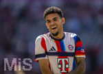 02.05.2026, Fussball Bundesliga 2025/2026, 32.Spieltag, FC Bayern München - 1.FC Heidenheim, in der Allianz-Arena München, Luis Diaz (FC Bayern München) beim Aufwärmen gut gelaunt 