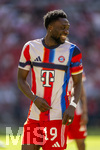 02.05.2026, Fussball Bundesliga 2025/2026, 32.Spieltag, FC Bayern München - 1.FC Heidenheim, in der Allianz-Arena München, Alphonso Davies (FC Bayern München) beim Aufwärmen.