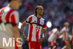 02.05.2026, Fussball Bundesliga 2025/2026, 32.Spieltag, FC Bayern München - 1.FC Heidenheim, in der Allianz-Arena München, Michael Olise (FC Bayern München) beim Aufwärmen. 