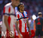02.05.2026, Fussball Bundesliga 2025/2026, 32.Spieltag, FC Bayern München - 1.FC Heidenheim, in der Allianz-Arena München, Michael Olise (FC Bayern München) beim Aufwärmen. 
