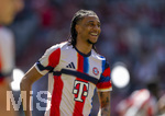 02.05.2026, Fussball Bundesliga 2025/2026, 32.Spieltag, FC Bayern München - 1.FC Heidenheim, in der Allianz-Arena München, Michael Olise (FC Bayern München) beim Aufwärmen. 