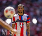 02.05.2026, Fussball Bundesliga 2025/2026, 32.Spieltag, FC Bayern München - 1.FC Heidenheim, in der Allianz-Arena München, Michael Olise (FC Bayern München) beim Aufwärmen. 