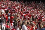 02.05.2026, Fussball Bundesliga 2025/2026, 32.Spieltag, FC Bayern München - 1.FC Heidenheim, in der Allianz-Arena München, Fans Bayern schwenken ihre Schals 