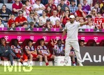 02.05.2026, Fussball Bundesliga 2025/2026, 32.Spieltag, FC Bayern München - 1.FC Heidenheim, in der Allianz-Arena München, Trainer Vincent Kompany (FC Bayern München) gibt Anweisungen an der Seitenlinie.