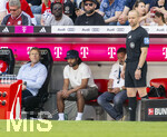 02.05.2026, Fussball Bundesliga 2025/2026, 32.Spieltag, FC Bayern München - 1.FC Heidenheim, in der Allianz-Arena München, Der derzeit verletzte Serge Gnabry (FC Bayern München) auf der Bank als Zuschauer. 