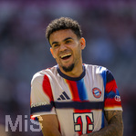 02.05.2026, Fussball Bundesliga 2025/2026, 32.Spieltag, FC Bayern München - 1.FC Heidenheim, in der Allianz-Arena München, Luis Diaz (FC Bayern München) beim Aufwärmen gut gelaunt 