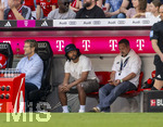 02.05.2026, Fussball Bundesliga 2025/2026, 32.Spieltag, FC Bayern München - 1.FC Heidenheim, in der Allianz-Arena München, Der derzeit verletzte Serge Gnabry (FC Bayern München) auf der Bank als Zuschauer. 
