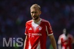02.05.2026, Fussball Bundesliga 2025/2026, 32.Spieltag, FC Bayern München - 1.FC Heidenheim, in der Allianz-Arena München, Konrad Laimer (FC Bayern München) nachdenklich 