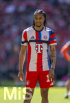 02.05.2026, Fussball Bundesliga 2025/2026, 32.Spieltag, FC Bayern München - 1.FC Heidenheim, in der Allianz-Arena München, Michael Olise (FC Bayern München) beim Aufwärmen. 