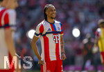 02.05.2026, Fussball Bundesliga 2025/2026, 32.Spieltag, FC Bayern München - 1.FC Heidenheim, in der Allianz-Arena München, Michael Olise (FC Bayern München) beim Aufwärmen. 