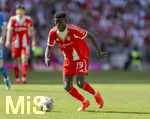 02.05.2026, Fussball Bundesliga 2025/2026, 32.Spieltag, FC Bayern München - 1.FC Heidenheim, in der Allianz-Arena München, Bara Sapoko Ndiaye (Bayern München) am Ball 